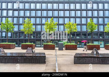 Mercator ein Bürogebäude, Magnolienhain, Gedenkstätte zum Gedenken an die 21 Opfer der Love Parade Katastrophe und die Verletzten, ab 2010, im Hauptgebäude Stockfoto