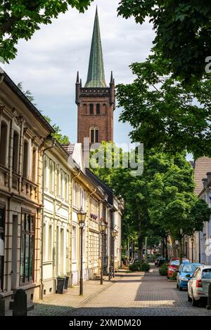 Hafenviertel Duisburg-Ruhrort, Wohngebäude, St. Maximiliankirche, Fabrikstraße, Nordrhein-Westfalen, Deutschland Stockfoto