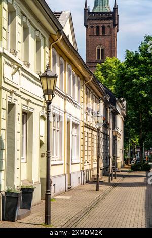 Hafenviertel Duisburg-Ruhrort, Wohngebäude, St. Maximiliankirche, Fabrikstraße, Nordrhein-Westfalen, Deutschland Stockfoto