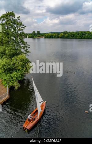 Die Sechs-Seen-Platte, ein Naherholungsgebiet im Süden Duisburgs, nahe dem Stadtteil Wedau, 6 ehemalige Schottergruben, Segelboot auf dem Stockfoto