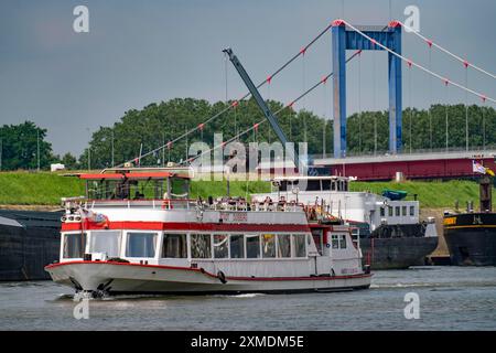 Hafenrundfahrt, Schiff der Weißen Flotte, Stadt Duisburg, Rhein, Friedrich-Ebert-Brücke, Duisburg, Nordrhein-Westfalen, Deutschland Stockfoto