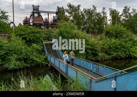 Landschaftspark Duisburg Nord, Promenade entlang der Alten Emscher, Renaturierung, Nordrhein-Westfalen, Deutschland Stockfoto