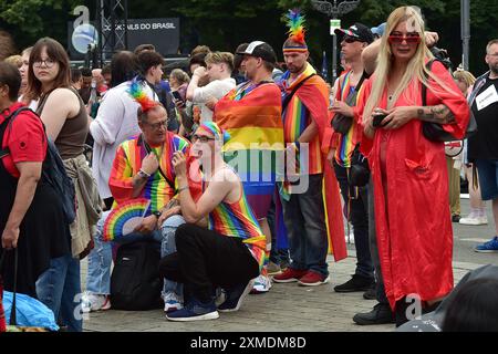 46.CSD Berlin RIDE am Brandenburger Tor fest gekleidete Besucher bei der 46. CSD Parade, BERLIN STOLZ in Berlin am Brandenburger in Berlin, am 27.07.2024 *** 46 CSD Berlin RIDE am Brandenburger Tor feierlich gekleidete Besucher bei der CSD Parade 46, BERLIN STOLZ in Berlin am Brandenburger Tor in Berlin, am 27 07 2024 Photopress Müller Stockfoto