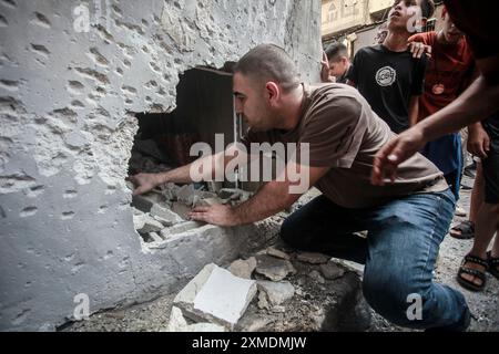 Nablus, Palästina. Juli 2024. Palästinenser inspizieren den Ort eines israelischen Drohnenangriffs auf palästinensische Militanten im Flüchtlingslager Balata bei Nablus im nördlichen besetzten Westjordanland. (Foto: Nasser Ishtayeh/SOPA Images/SIPA USA) Credit: SIPA USA/Alamy Live News Stockfoto