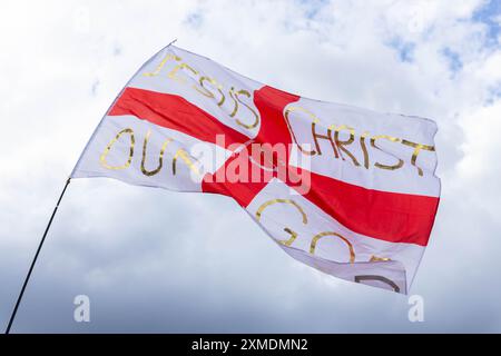 Anhänger von Tommy Robinson und rechtsextreme Gruppen treffen sich auf dem Trafalgar Square zu einer Demonstration. Stockfoto