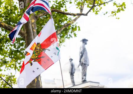 Anhänger von Tommy Robinson und rechtsextreme Gruppen treffen sich auf dem Trafalgar Square zu einer Demonstration. Stockfoto