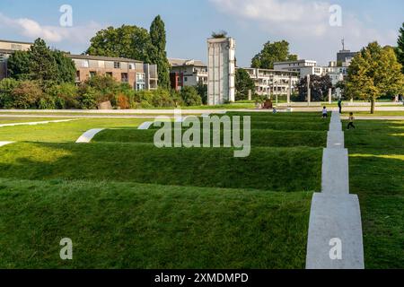 Der Garten der Erinnerung, auch Altstadtpark genannt, ist ein Stadtpark, der 1999 nach Plänen von Dani Karavan im Inneren angelegt wurde Stockfoto