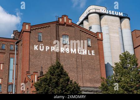 Der Innenhafen in Duisburg, Kueppersmuehle Gebäude, MKM Museum Kueppersmuehle für Moderne Kunst, Nordrhein-Westfalen, Deutschland Stockfoto