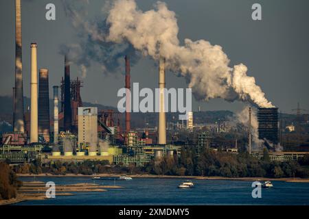 Rhein bei Duisburg Bruckhausen, ThyssenKrupp Stahlwerk, Hochöfen, Sinteranlage, Kokerei Schwelgern, Entladungswolke, Fracht Stockfoto