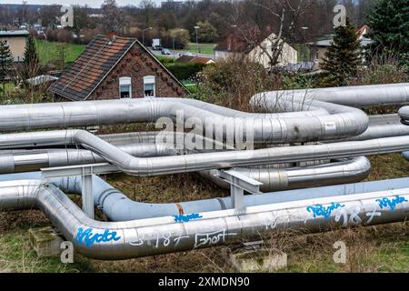 Fernwärmeleitungen, Hertener Stadtwerke, Übergabestelle an der ehemaligen Zeche Schlaegel & Eisen, von den Kraftwerksleitungen zur Stockfoto