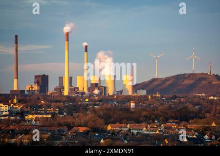 Windturbinen an der Scholven-Schuttenspitze und das UNIPER-Kohlekraftwerk in Gelsenkirchen-Scholven, Nordrhein-Westfalen Stockfoto