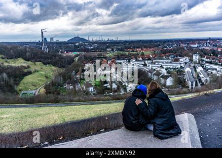 Blick von der Schlaufe Rungenberg über den Buer Stadtteil Junges Paar, ehemaliges Bergarbeiterwohngut Schuengelberg Siedlung wurde im Rahmen der Renovierung renoviert Stockfoto