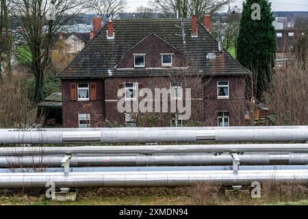 Fernwärmeleitungen, Hertener Stadtwerke, Übergabestelle an der ehemaligen Zeche Schlaegel & Eisen, von den Kraftwerksleitungen zur Stockfoto