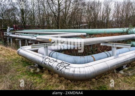 Fernwärmeleitungen, Hertener Stadtwerke, Übergabestelle an der ehemaligen Zeche Schlaegel & Eisen, von den Kraftwerksleitungen zur Stockfoto