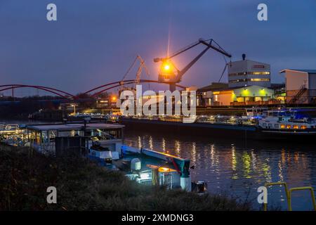 Frachtschiffe und Kräne im Essener Stadthafen, am Rhein-Herne-Kanal, Autobahnbrücke der A42, Emscher-Schnellstraße, Essen Nord Stockfoto