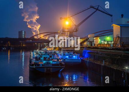 Frachtschiffe und Kräne im Essener Stadthafen, am Rhein-Herne-Kanal, Autobahnbrücke der A42, Emscher-Schnellstraße, hinter der Prosper Stockfoto