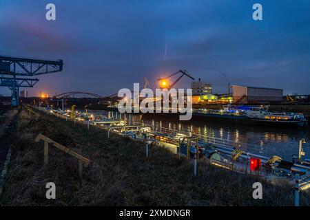 Frachtschiffe und Kräne im Essener Stadthafen, am Rhein-Herne-Kanal, Autobahnbrücke der A42, Emscher-Schnellstraße, Essen Nord Stockfoto