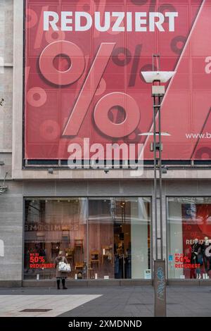 Bochumer Innenstadt, im Januar 2022, Massenbergstraße, leere Einkaufsstraßen, Verkauf, Sonderangebote, Bochum, Nordrhein-Westfalen, Deutschland Stockfoto