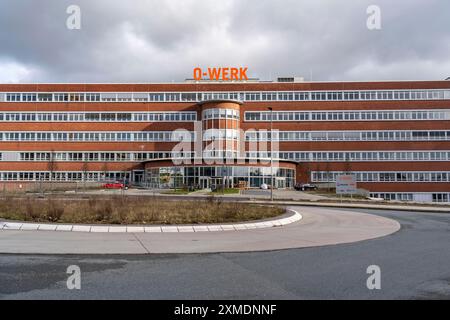 O-Werk, ehemaliges Verwaltungsgebäude des Opel-Werks in Bochum, heute Herzstück des O-Werk Campus, eines Bürokomplexes mit über 70 000 Stockfoto