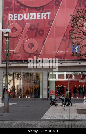 Bochumer Innenstadt, im Januar 2022, Massenbergstraße, leere Einkaufsstraßen, Verkauf, Sonderangebote, Bochum, Nordrhein-Westfalen, Deutschland Stockfoto