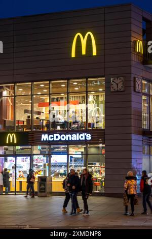 Essen Central Station, McDonald's Restaurant Branch in Essen, Nordrhein-Westfalen, Deutschland Stockfoto