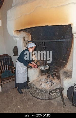 Nordirland, County Tyrone, Ulster American Folk Park, Mellon Homestead Camp Hill Cottage Reenactor Stockfoto