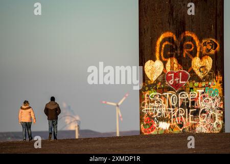 Skulptur von Richard Serra, Bramme für das Ruhrgebiet an der Schurenbachspitze, in Essen, hinter der Hoheward-Bachspitze, in Herten, Windkraftanlage Stockfoto