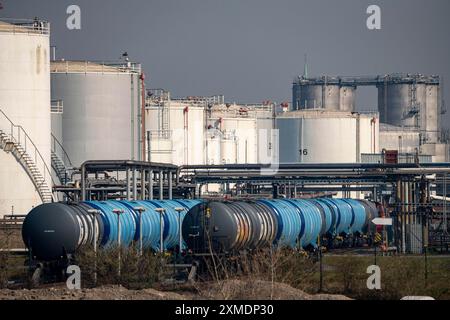 Duisport, Hafen Ruhrort, Ölinsel, TanQuid Tankfarm, für Erdölprodukte, chemische Produkte, petrochemische Produkte, Flüssiggas, Duisburg Stockfoto