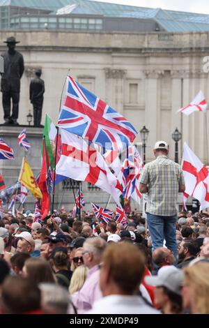 London, Großbritannien, 27. Juli 2024. 1000 zusätzliche Polizisten wurden eingezogen, um die Demonstrationen im Zentrum Londons zu verwalten und einen Teil der Demonstrationen zu halten. Tommy Robinson führte seinen rückmarsch von den königlichen Justizgerichten zum Trafalgar Square. Der Stand Up to Rassismus march ging vom Russell Square nach Whitehall. Kredit : Monica Wells/Alamy Live News Stockfoto