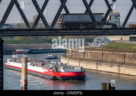 Ruhrorter Straße Brücke über den Hafenkanal, Duisburg-Ruhrort Binnenhafen, Tankfahrzeug, Duisburg, Nordrhein-Westfalen, Deutschland Stockfoto