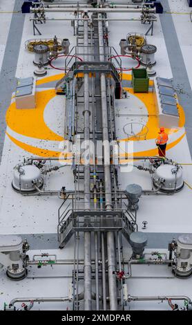 Der Tanker Brinjal transportiert Butangas zum Petrochemie-Unternehmen INEOS in Köln, Schiffspersonal reinigt das Deck, Frachtschiff auf dem Rhein Stockfoto