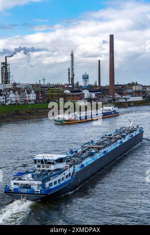 Der Gastanker Brinjal transportiert Butangas zum Petrochemie-Unternehmen INEOS in Köln, Frachtschiff, Tankschiff Claudia V auf dem Rhein nahe Stockfoto