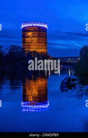 Neue Mitte Oberhausen, Gasometer-Ausstellungshalle, nach Renovierung, Rhein-Herne-Kanal, Abendbeleuchtung, Ausstellung The Fragile Paradise, North Stockfoto