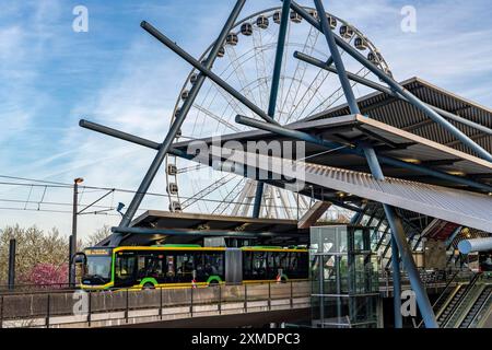 Riesenrad an der Haltestelle neue Mitte, für Bus- und Straßenbahnlinien, im Einkaufszentrum Westfield Centro in Oberhausen, Nordrhein-Westfalen Stockfoto