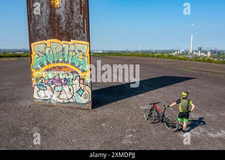 Skulptur Bramme für das Ruhrgebiet von Richard Serra, auf der Brammentrail, Mountainbikeweg an der Schurenbachspitze, in Essen Nord Stockfoto