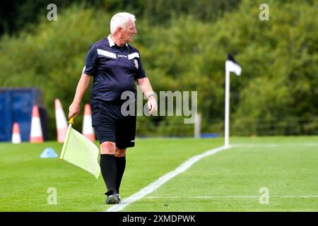 Swansea, Wales. 27. Juli 2024. Schiedsrichter Nigel Hill während des U18-Freundschaftsspiels zwischen Swansea City und Leyton Orient am 27. Juli 2024 auf dem Fairwood Training Ground in Swansea, Wales, Großbritannien. Quelle: Duncan Thomas/Majestic Media/Alamy Live News. Stockfoto