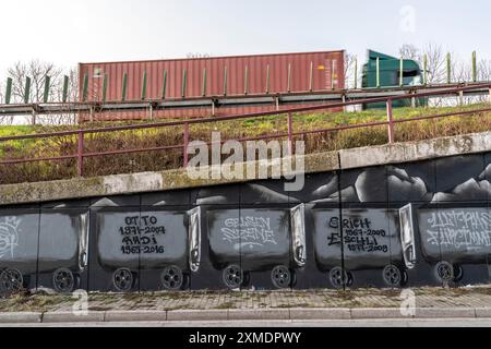 Großformatiges Wandgemälde, Graffiti, der Schalke-Fanszene, unterhalb der Autobahn A42, Ausfahrt Gelsenkirchen-Schalke, Ruhrpott Romantik, Ahnentafel der A42 Stockfoto