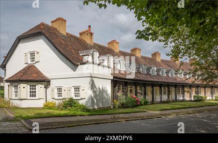 Port Sunlight, Wirral, Großbritannien - 26. Juli 2024 - Blick auf eine Reihe von kleinen Häusern mit schmiedeeiserner Veranda, schwarz lackiert Stockfoto