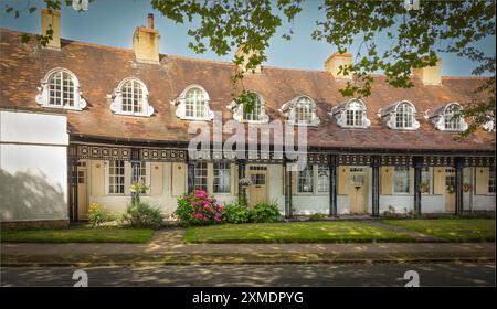 Port Sunlight, Wirral, Großbritannien - 26. Juli 2024 - Reihe von kleinen Häusern mit schmiedeeiserner Veranda Stockfoto