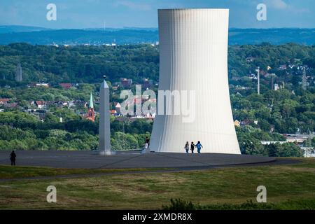 Kühlturm des STEAG-Blockheizkraftwerks in Herne und der Obelisk der Sonnenuhr, an der Hoheward-Bachspitze, der größten Bachspitze in Herne Stockfoto