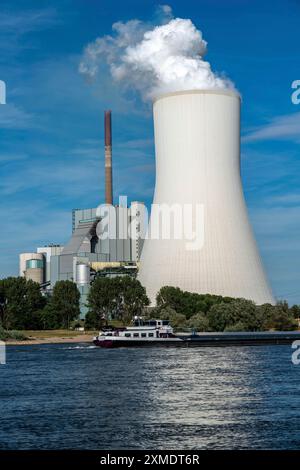 Kühlturm des Kohlekraftwerks Duisburg-Walsum, betrieben von STEAG und EVN AG, 181 Meter hoch, Kraftwerksblock 10, Wasserdampfwolke Stockfoto