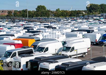 Autoterminal im Binnenhafen Logport I, Duisburg am Rhein, Fahrzeugabfertigung von Neuwagen, Lieferwagen, Mercedes-Benz Sprinter, Lagerraum, Nord Stockfoto