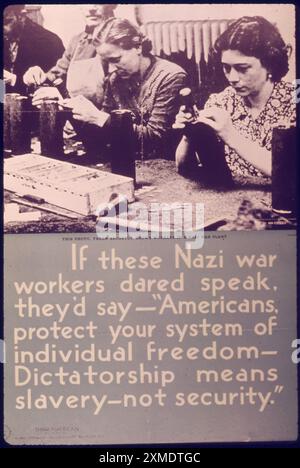 Ein amerikanisches Anti-nazi-Propaganda-Poster, das Zwangsarbeiter zeigt, die mit dem Text "Amerikaner schützen Ihr System individueller Freiheit. Diktatur bedeutet Sklaverei, nicht Sicherheit. Stockfoto