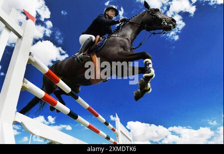 Juli 2024 Agria Royal International Horse Show. Hickstead Showground UK. Der Queen Elizabeth II Cup. Quelle: Leo Mason ALAMY Live & Sport. Gewinnerin Jessica Burke IRE Riding Express Trend Stockfoto