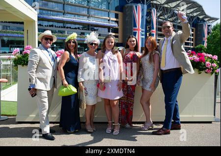 Ascot, Berkshire, Großbritannien. Juli 2024. Rennfahrer genießen die Sonne und die warmen Temperaturen beim QIPCO King George Day auf der Ascot Racecourse in Berkshire. Quelle: Maureen McLean/Alamy Live News Stockfoto