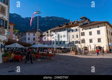 Das Dorf Kaltern, an der Südtiroler Weinstraße, Marktplatz, Südtiroler Flagge, Italien Stockfoto