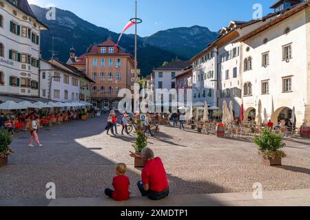 Das Dorf Kaltern, an der Südtiroler Weinstraße, Marktplatz, Südtiroler Flagge, Italien Stockfoto