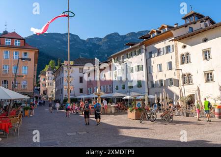 Das Dorf Kaltern, an der Südtiroler Weinstraße, Marktplatz, Südtiroler Flagge, Italien Stockfoto