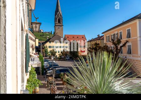 Das Dorf Tramin an der Weinstraße, in Südtirol, Weinbaugebiet Gewuerztraminer, Dorfkern mit Pfarrkirche, Italien Stockfoto