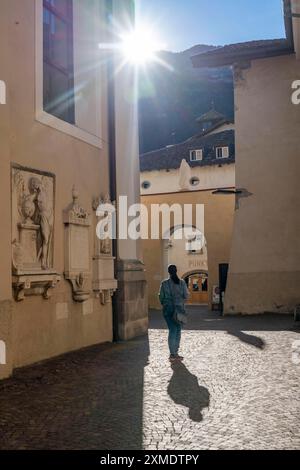 Das Dorf Kaltern, an der Südtiroler Weinstraße, Gasse an der Kirche Parrocchia Maria Assunta Kaltern, Italien Stockfoto